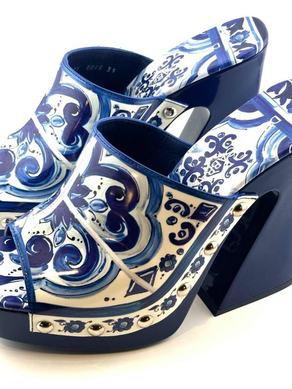 BRAND NEW Dolce & Gabbana Blue Majolica-Print Polished Calfskin Clogs - Size 39 - Picture 4 of 4